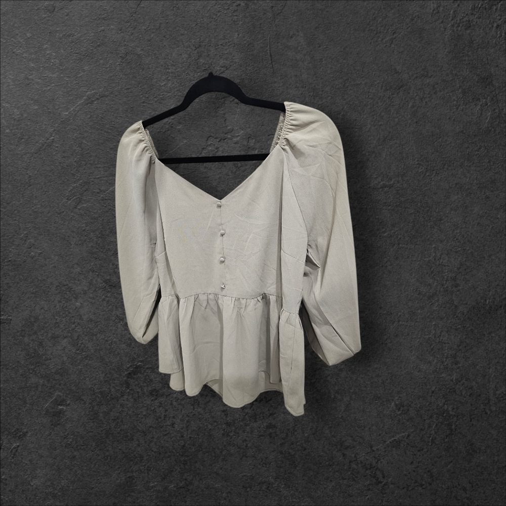 NWT  Womens top by andree